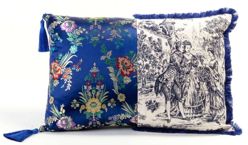 Hybrid Pillows Kissen: Blaues Zierkissen mit Blumenmuster und Kissen mit Toile-de-Jouy-Motiv und Fransen.
